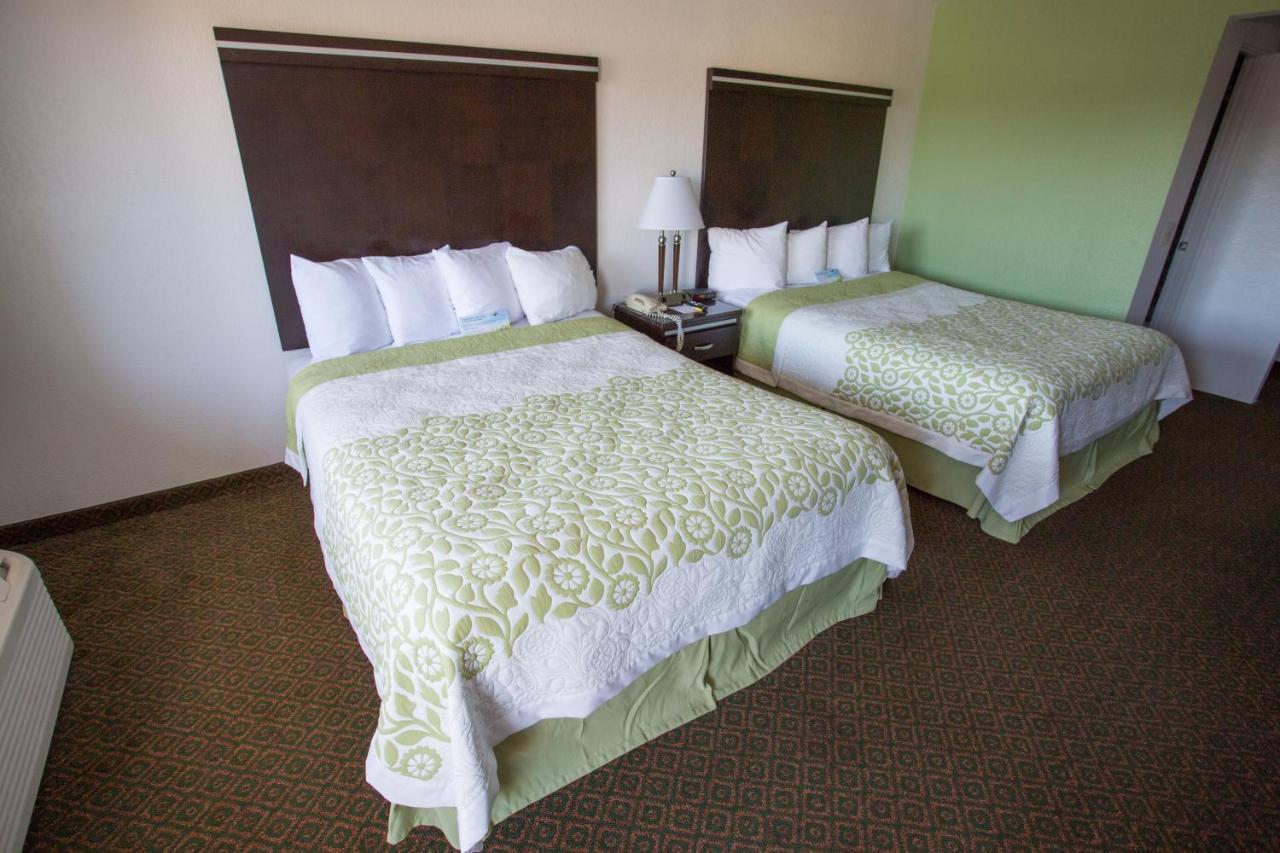 Days Inn By Wyndham Oceanside Exteriör bild