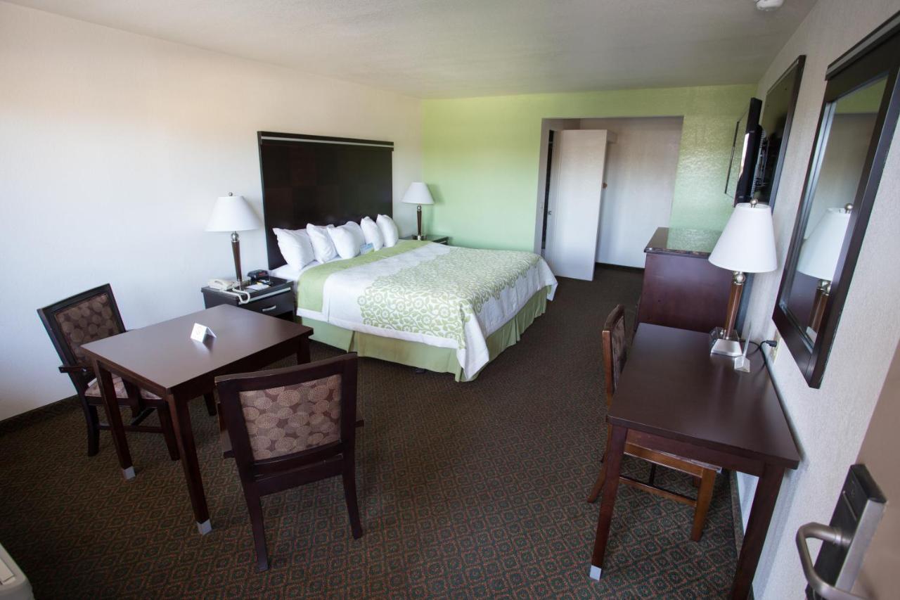 Days Inn By Wyndham Oceanside Exteriör bild