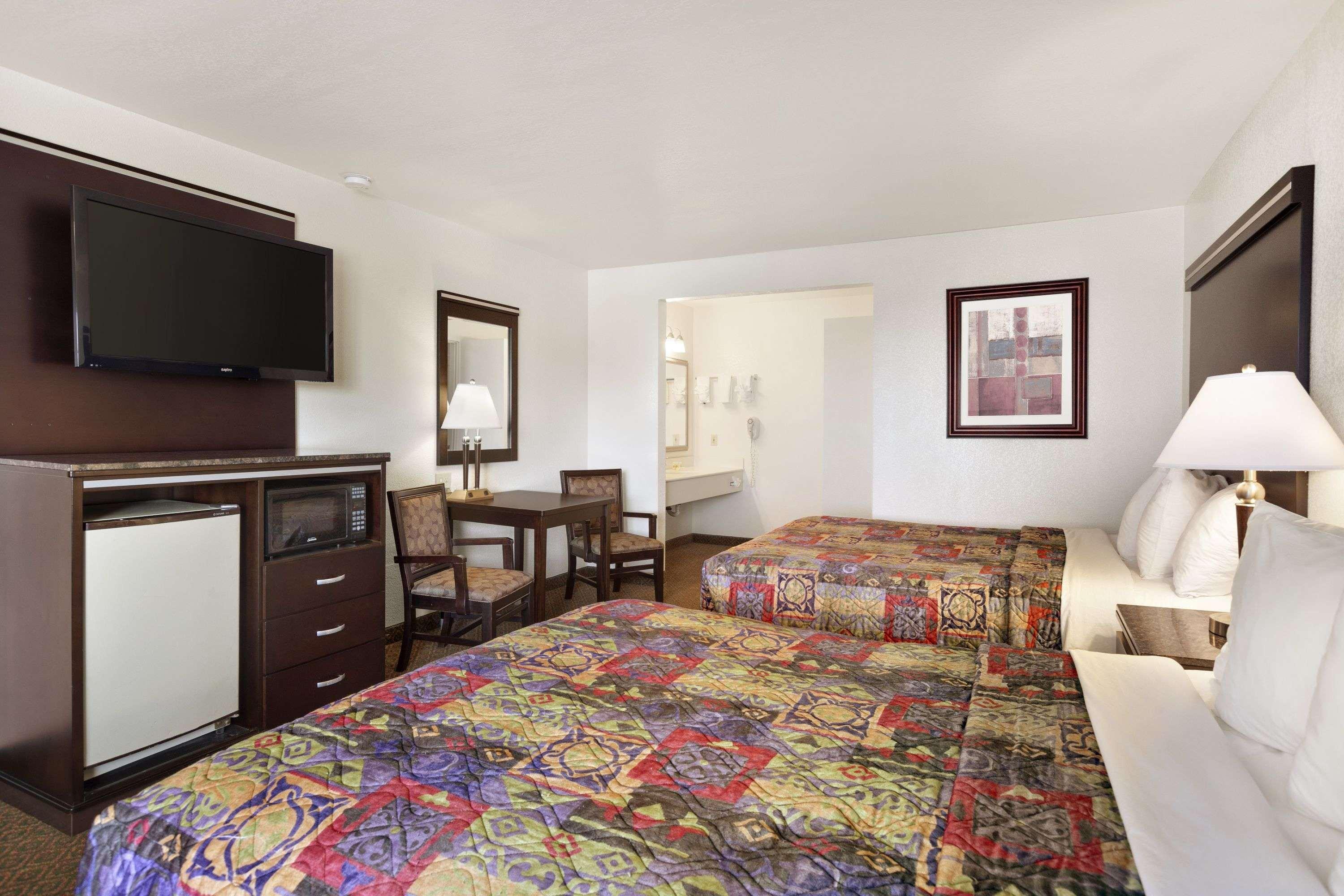 Days Inn By Wyndham Oceanside Exteriör bild
