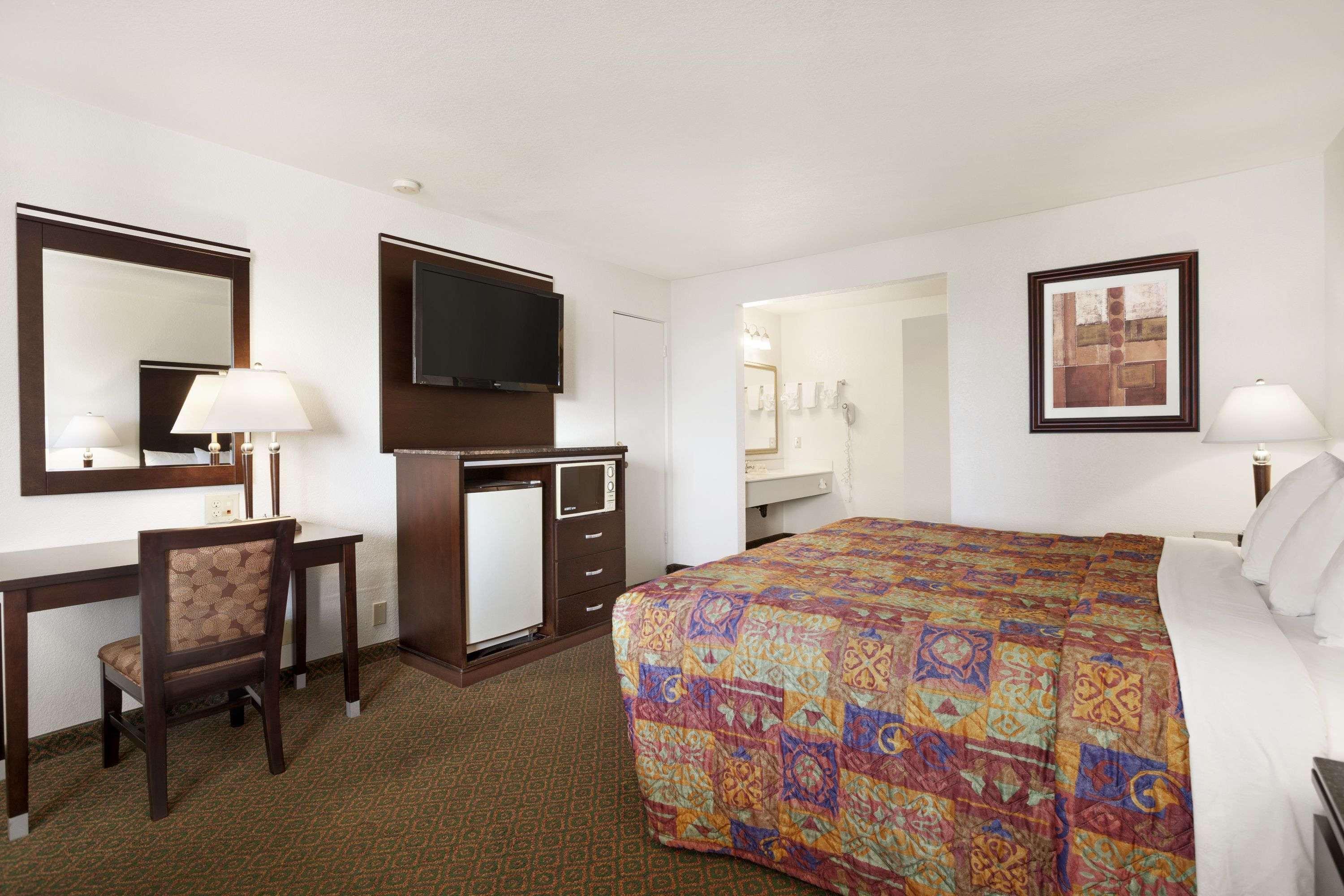 Days Inn By Wyndham Oceanside Exteriör bild