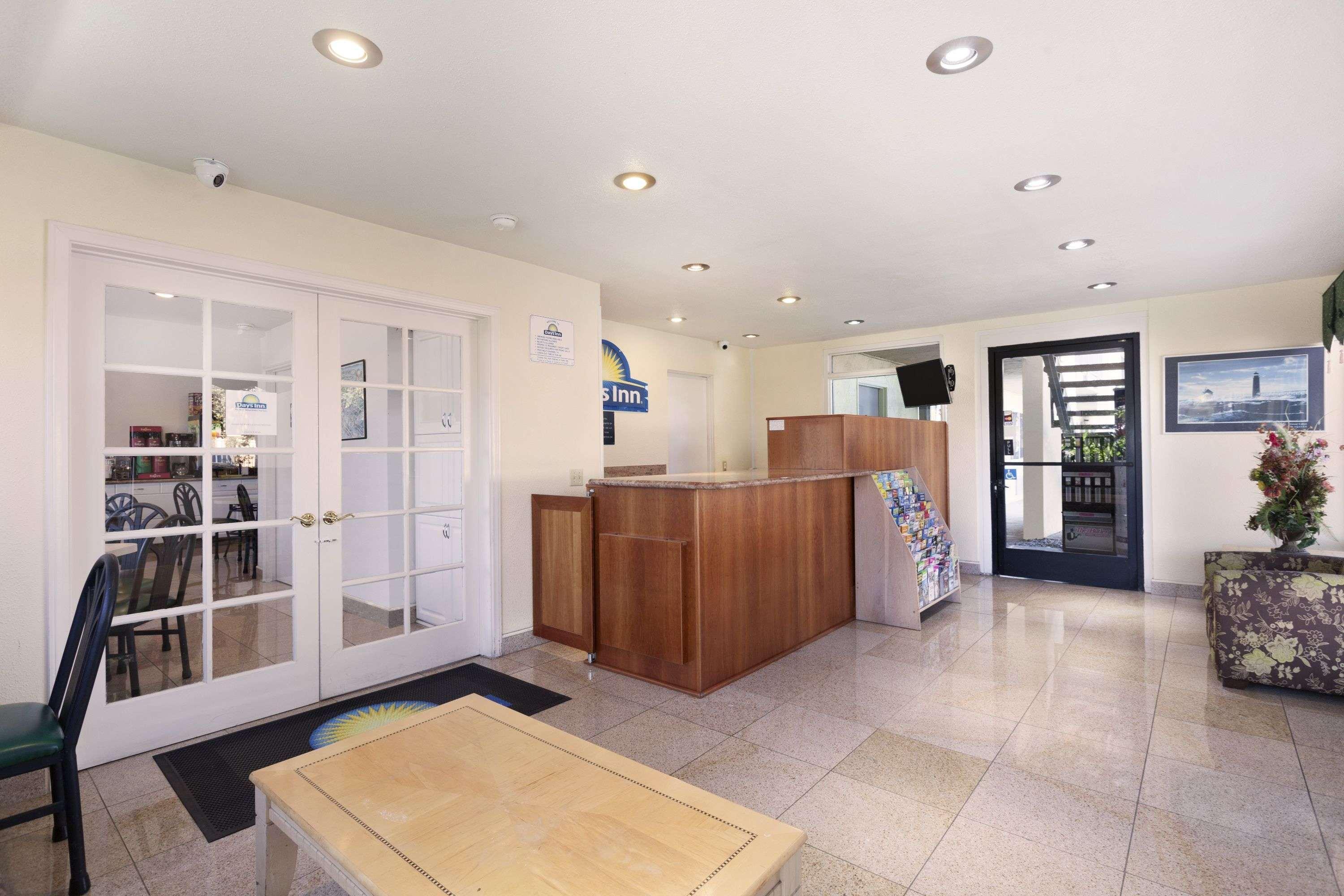 Days Inn By Wyndham Oceanside Exteriör bild