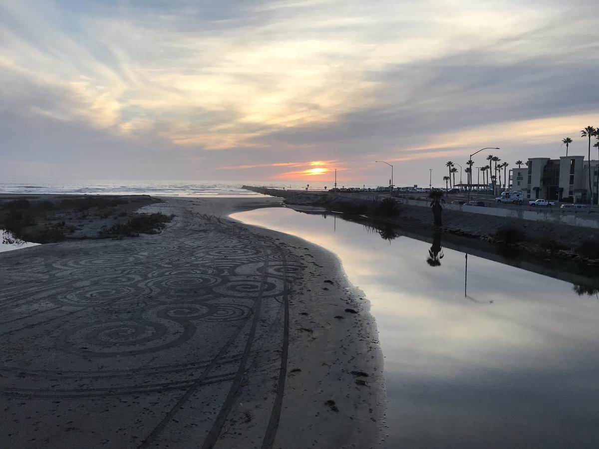 Days Inn By Wyndham Oceanside Exteriör bild