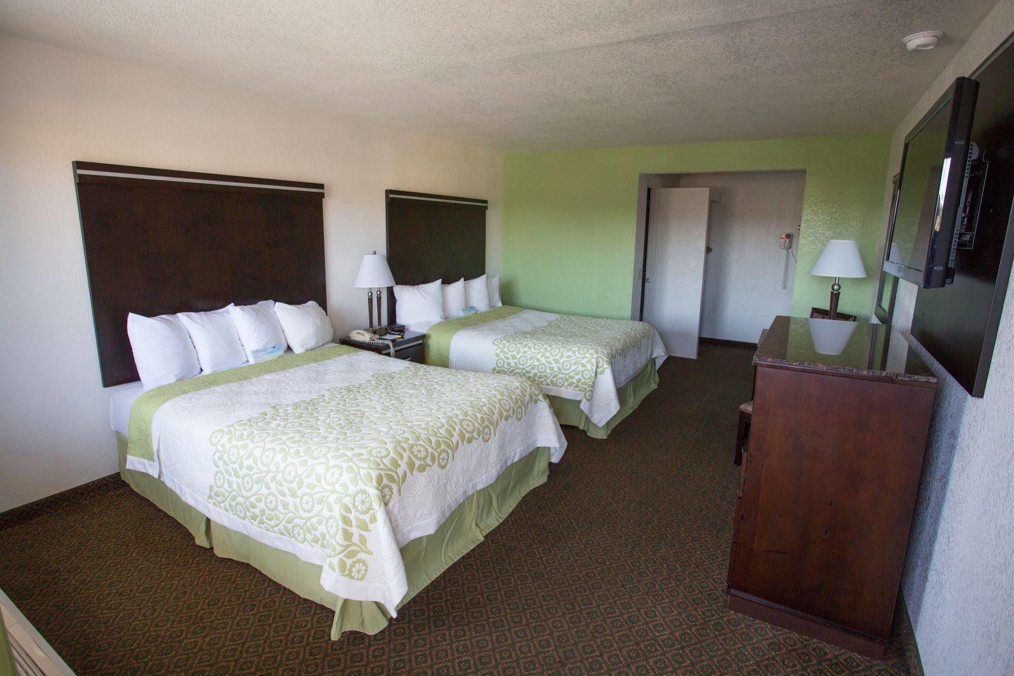 Days Inn By Wyndham Oceanside Exteriör bild