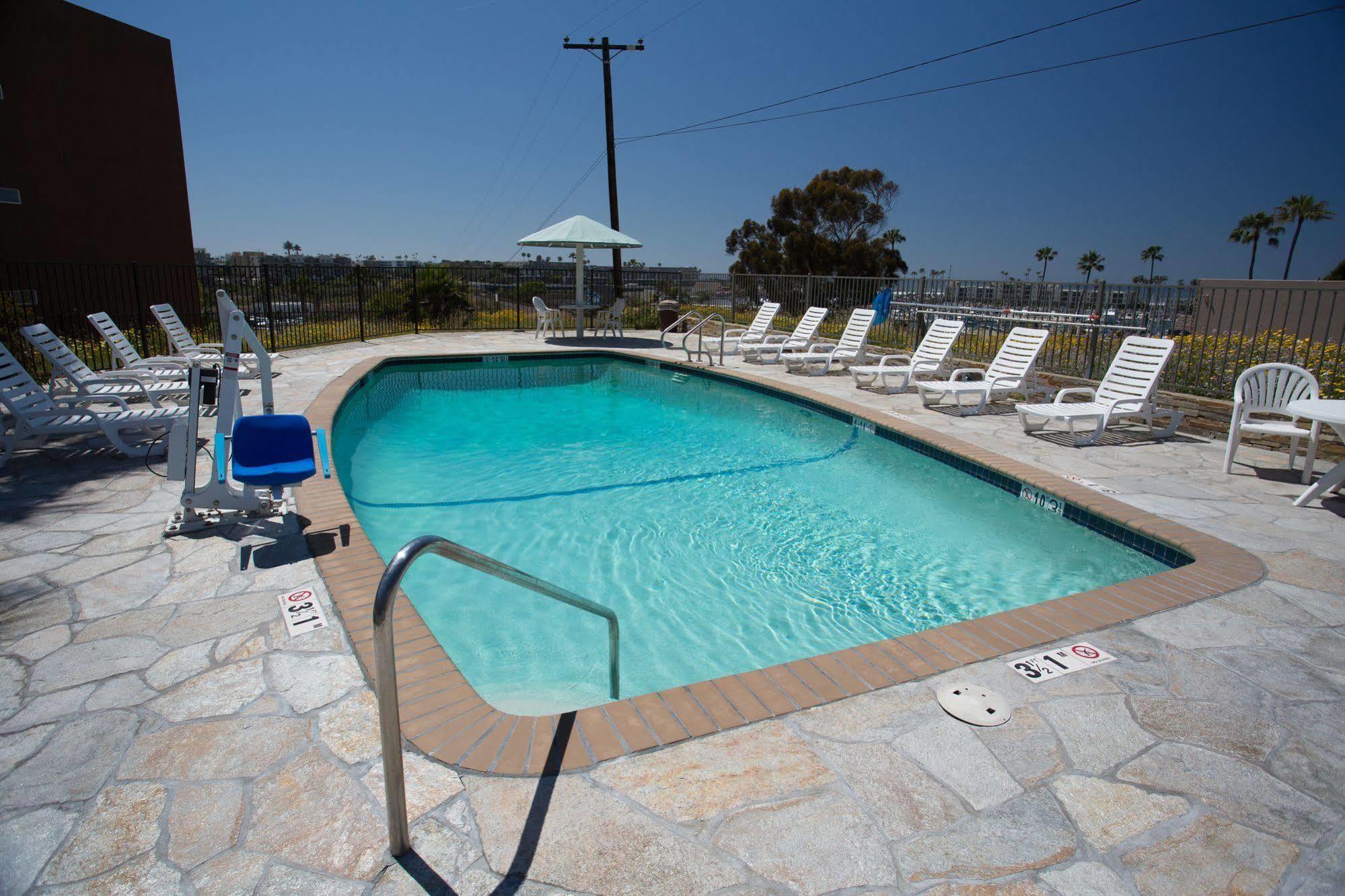 Days Inn By Wyndham Oceanside Exteriör bild