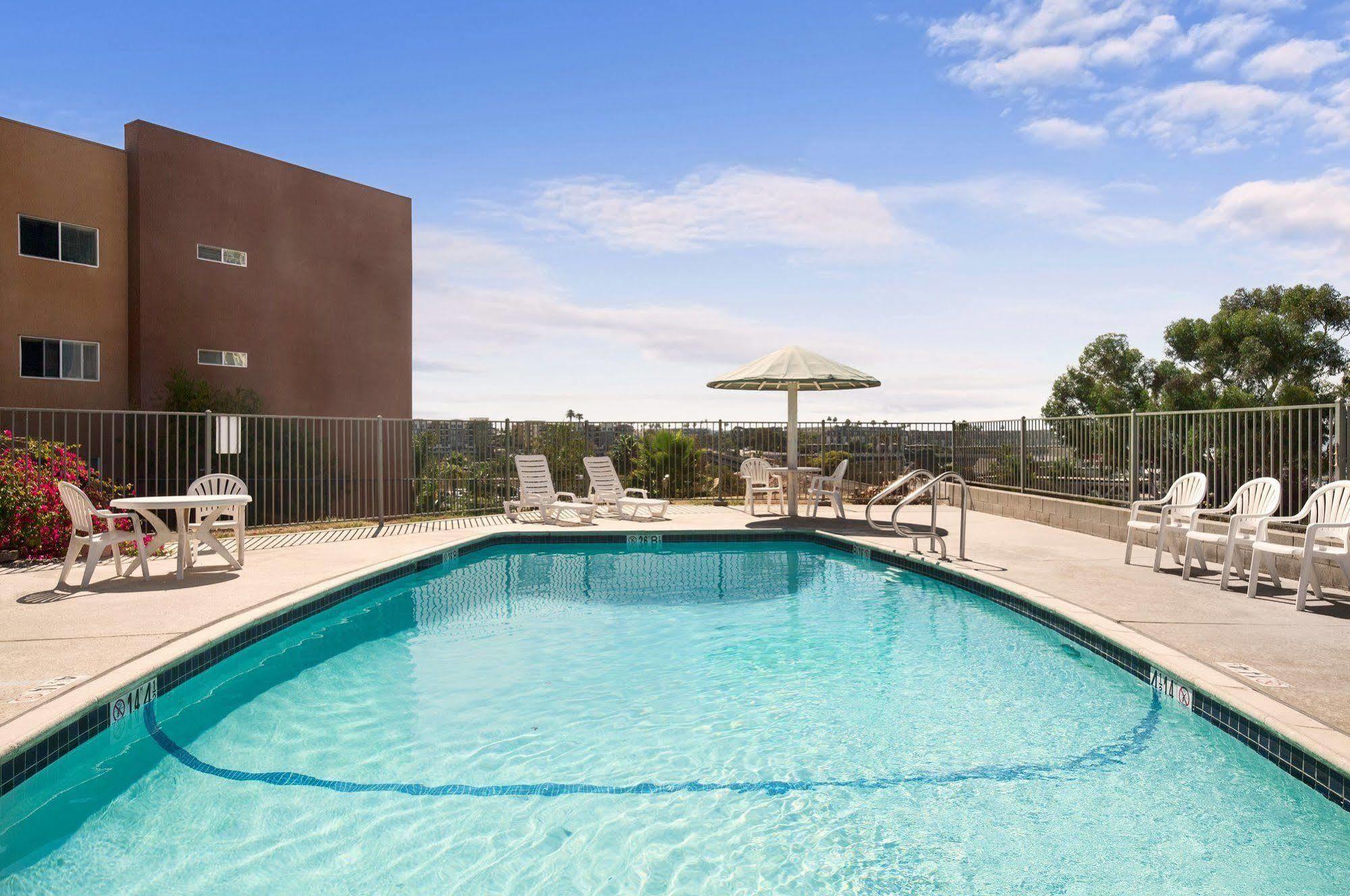Days Inn By Wyndham Oceanside Exteriör bild
